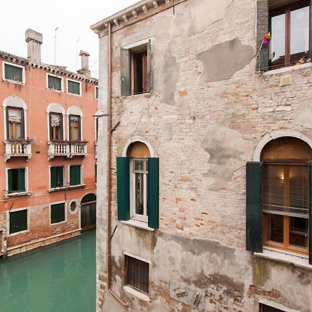 Explore Venice From A Sophisticated Hideaway In San Polo Buitenkant foto
