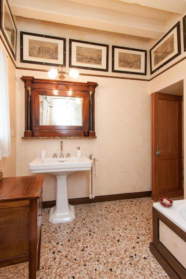 Explore Venice From A Sophisticated Hideaway In San Polo Buitenkant foto