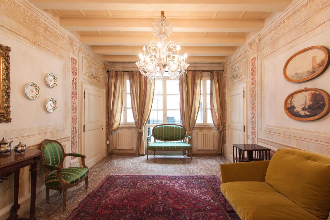 Explore Venice From A Sophisticated Hideaway In San Polo Buitenkant foto