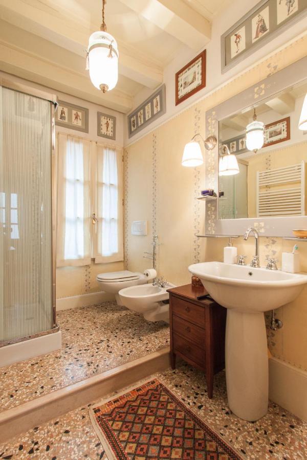 Explore Venice From A Sophisticated Hideaway In San Polo Buitenkant foto