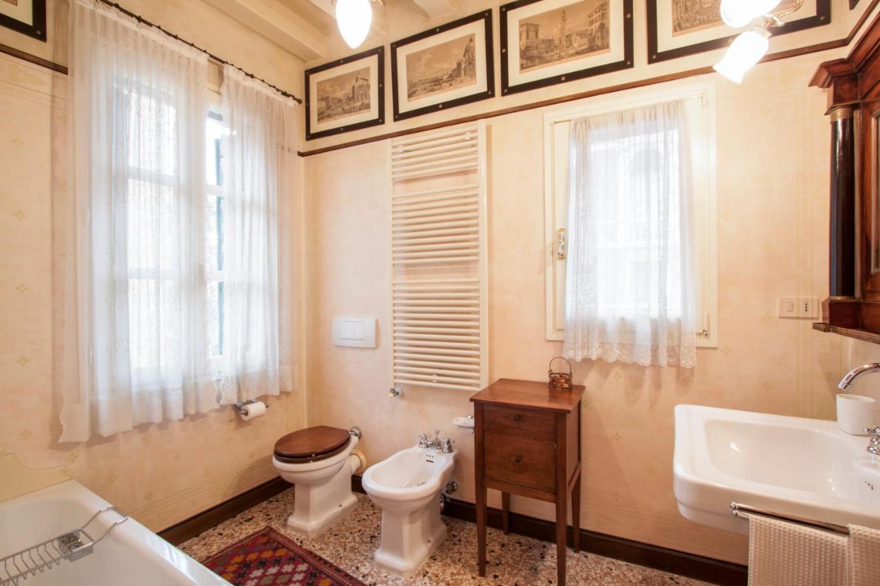 Explore Venice From A Sophisticated Hideaway In San Polo Buitenkant foto