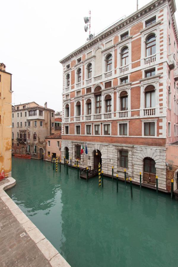 Explore Venice From A Sophisticated Hideaway In San Polo Buitenkant foto