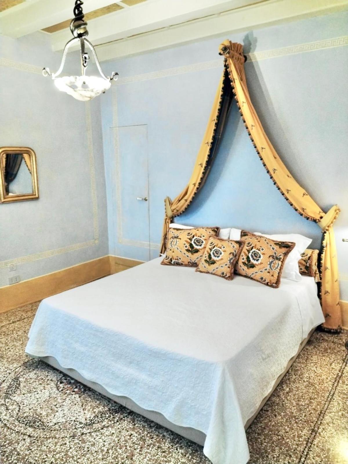 Explore Venice From A Sophisticated Hideaway In San Polo Buitenkant foto